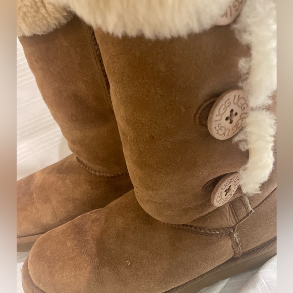 Ugg Bailey Button Tan Boot - size 8 - Picture 7 of 10